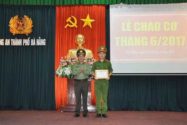 Lãnh đạo Công an TP Đà Nẵng khen thưởng Trung tá Ngô Tấn Lịch về thành tích xuất sắc, tấn công trấn áp tội phạm.
