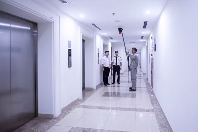 Các bộ phận phối hợp sử dụng thiết bị chuyên dụng kiểm tra định kỳ hệ thống PCCC tại hành lang trong các tòa nhà.