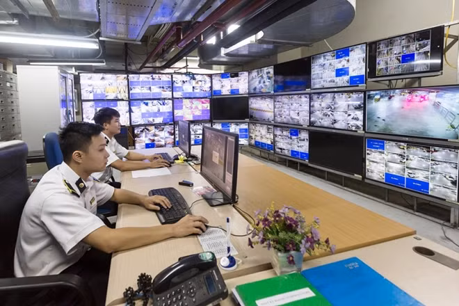 Các kỹ sư, kỹ thuật viên vận hành hệ thống camera giám sát.
