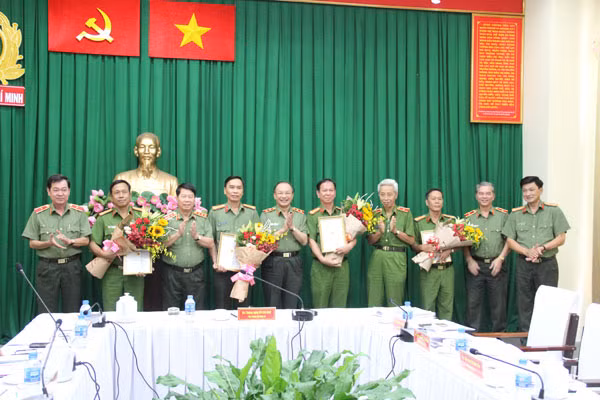 Thứ trưởng Bùi Văn Nam cùng Ban Giám đốc Công an thành phố và đại diện các đơn vị được nhận bằng khen của Bộ Công an.