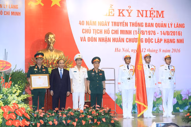Thủ tướng Nguyễn Xuân Phúc trao Bằng Huân chương Độc lập hạng Nhì tặng Ban Quản lý Lăng Chủ tịch Hồ Chí Minh.