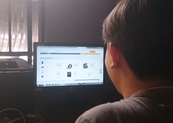 “Săn” hàng khuyến mãi trên trang thương mại điện tử quốc tế.