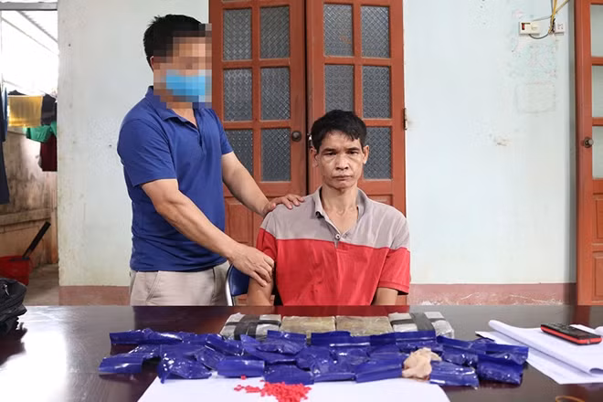 Lò Văn Pọm và tang vật.