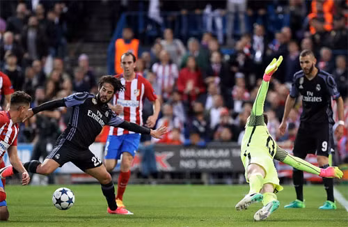 Bàn thắng của Isco giúp Real chặn đứng nỗ lực ngược dòng của Atletico. Ảnh: Reuters