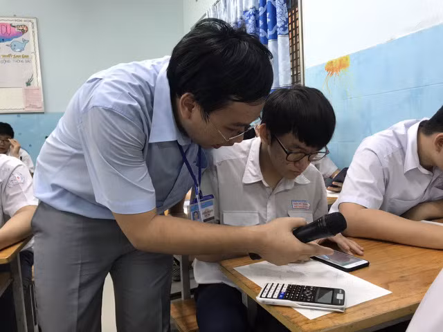 Cho học sinh sử dụng điện thoại trong lớp để đạt hiệu quả thì vai trò của thầy giáo là rất lớn.