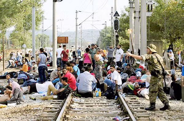 Người di cư sống vạ vật tại biên giới Macedonia và Hy Lạp.