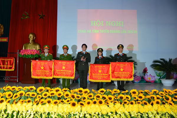 Thiếu tướng Hoàng Ngọc Thành, Phó Chánh Văn phòng Bộ Công an trao cờ thi đua xuất sắc cho 4 đơn vị thuộc Công an tỉnh Tuyên Quang.