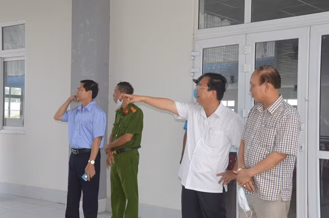 Phó Giám đốc Công an tỉnh Sóc Trăng Đại tá Phạm Quốc Việt (áo sọc) cũng có mặt tại hiện trường.