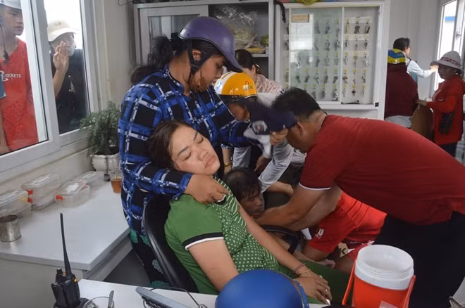 Một số công nhân ngất xỉu do khói lửa từ đám cháy đã được sơ cứu tại phòng bảo vệ.