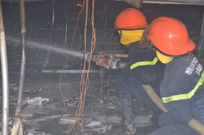 Ngay sau khi nhận được tin báo Công an Sóc Trăng đã huy động lực lượng với khoảng 100 CBCS cùng 9 xe chữa cháy tới hiện trường...