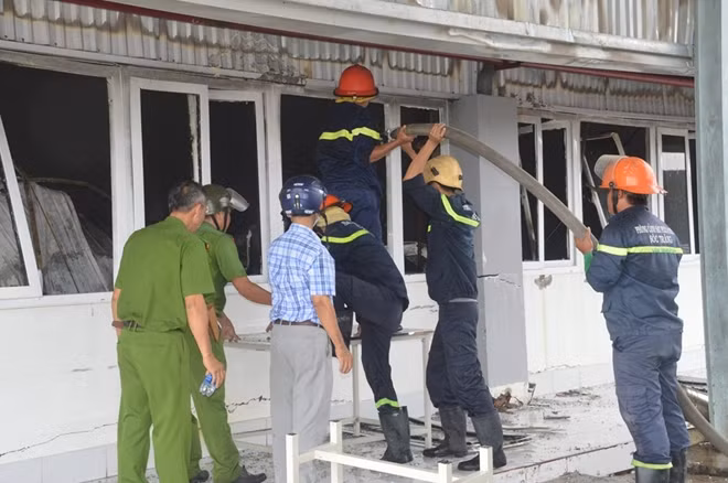 Trung tá Phan Việt Hùng, Phó Trưởng phòng CSPCCC-CNCH Công an Sóc Trăng cho biết: Vụ cháy xảy ra lúc 10h45' sáng nay. Toàn bộ lực lượng của đơn vị đã được huy động tới hiện trường nhưng do gió to, vật liệu bên trong nhà xưởng thuộc loại dễ cháy... nên việc khống chế ngọn lửa là rất khó khăn. Anh em cố gắng vừa khống chế ngọn lửa không cho cháy lan sang khu vực khác vừa dập lửa trong khu vực cháy và phun nước không cho đám cháy bùng phát lên”.