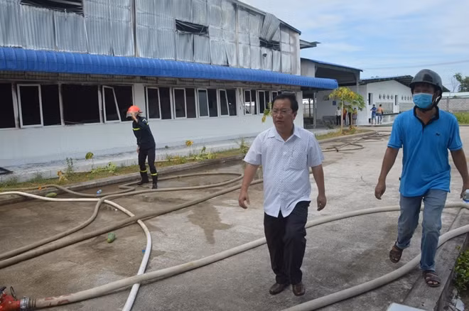 Cũng có mặt tại hiện trường, Chủ tịch UBND tỉnh Sóc Trăng Trần Văn Chuyện cho biết: “Trước mắt chúng tôi chỉ đạo các lực lượng tập trung chữa cháy, không cho ngọn lửa cháy lan ra các khu vực khác, đồng thời tìm hướng khắc phục hậu quả của vụ cháy”.