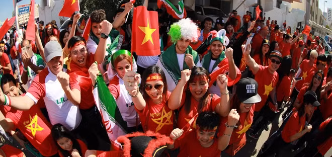CĐV hai đội bên ngoài sân Al Nahyan, Abu Dhabi. Ảnh: AFC.