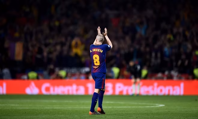 Iniesta rời sân trong trận chung kết Cúp Nhà vua.