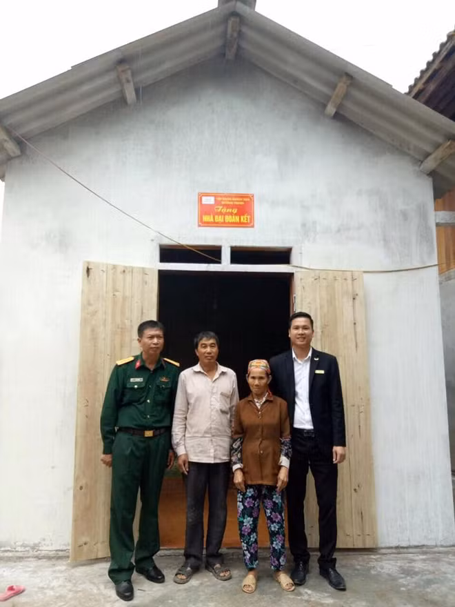 Ban lãnh đạo khách sạn Mường Thanh Luxury Mộc Châu trao nhà “Đại đoàn kết” tại Mộc Châu, Sơn La.