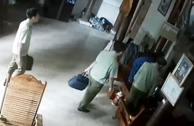 Hình ảnh cán bộ QLTT đến nhà ông Vi Văn Hùng được camera an ninh gia đình ghi lại.