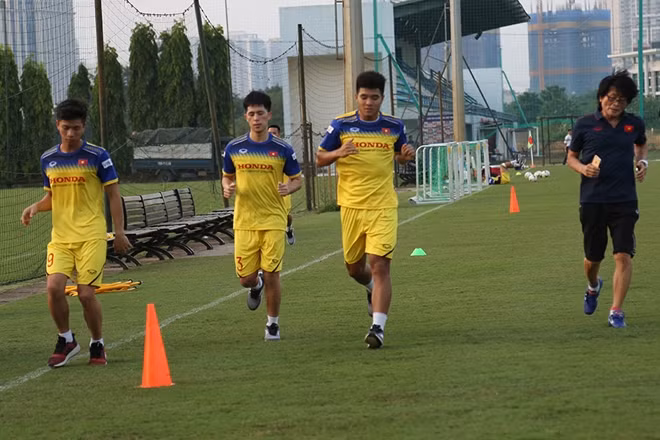 Trong khi đó Trọng Đại, Đức Chinh, Đình Trọng được bác sĩ người Hàn Quốc Choi Ju-young giám sát kỹ lưỡng...