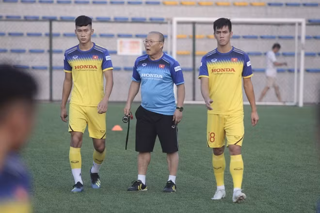 Sau khoảng 20 phút phổ biến giáo án, HLV Park Hang Seo và các trợ lý cho dàn sao U22 Việt Nam chạy khởi động.
