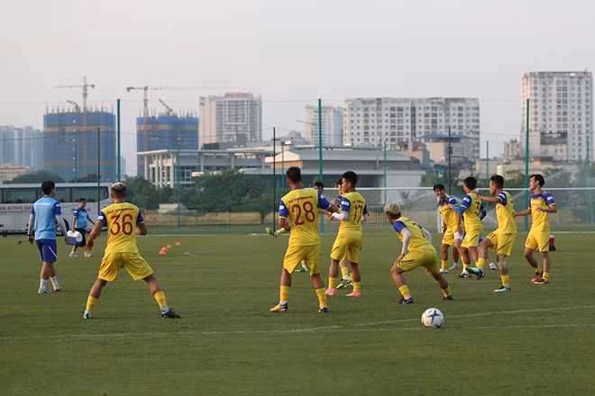 Không khí tập luyện của ĐTQG khá vui vẻ và cầu thủ tỏa ra rất thoải mái. Trong đợt tập trung này HLV Park Hang-seo gọi lên tuyển số lượng "kỷ lục" lên tới 33 cầu thủ (một số vẫn chưa lên tuyển vì còn đang phục vụ CLB).
