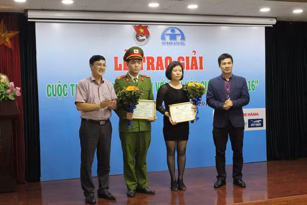 Ban tổ chức trao giải thưởng cho các tác giả đạt giải