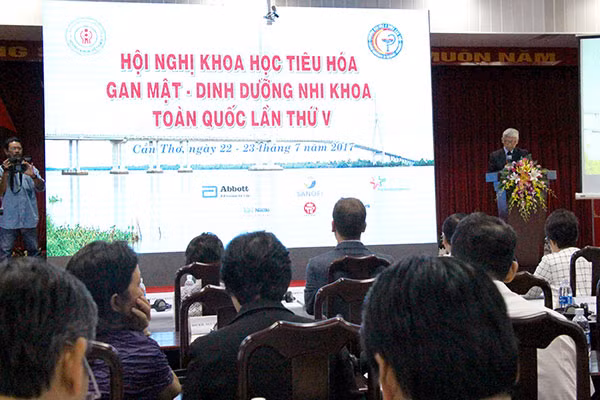 Các đại biểu tham dự hội nghị khoa học.