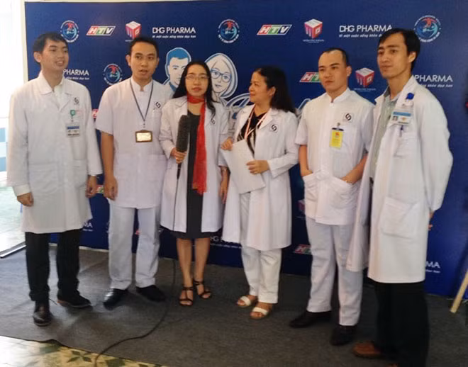 Một trong những đội thi giới thiệu về bệnh viện của mình.