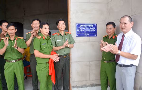 Thiếu tướng Phạm Văn Miên, Tổng Biên tập Báo CAND trao nhà tình nghĩa tới cán bộ Công an có hoàn cảnh khó khăn trên địa bàn tỉnh Gia Lai (tháng 7-2016).