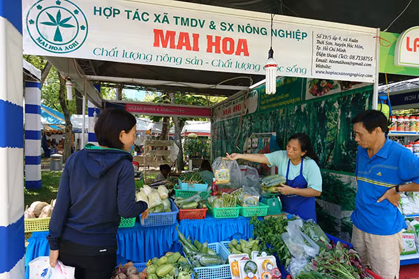 Khách hàng quan tâm đến hội chợ.