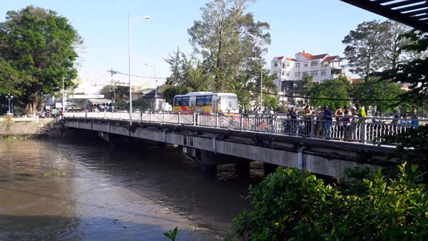 Người thân nạn nhân đến khu vực Cầu Đúc nơi chị Tâm tự tử để tìm kiếm.