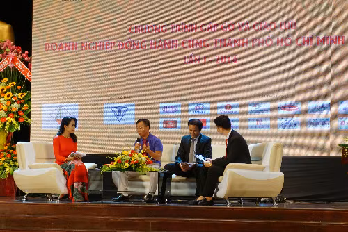 Các chuyên gia và doanh nhân cùng cam kết, hiến kế đồng hành cùng TP HCM đổi mới. Ảnh: Viễn Thông