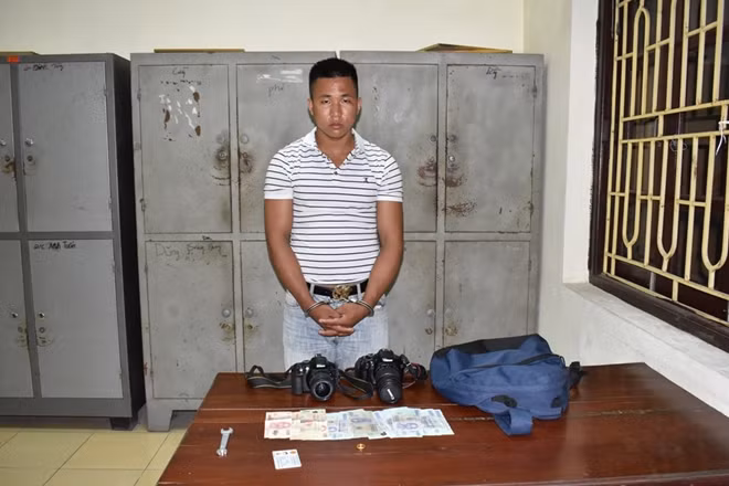 Lê Văn Tú cùng tang vật vụ án.
