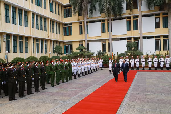 Bộ trưởng Tô Lâm và ngài Samdech Krolahom Sarkheng duyệt đội danh dự CAND.
