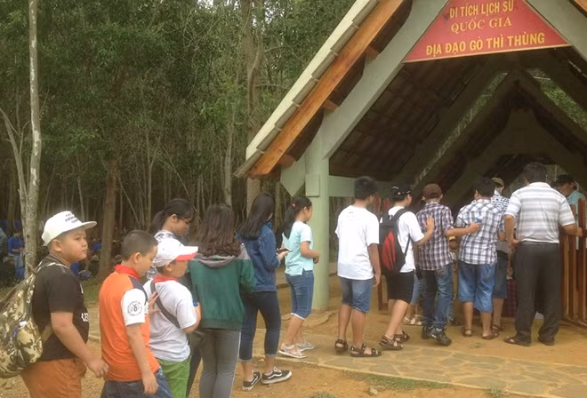 Nhiều du khách đến tham quan di tích lịch sử địa đạo gò Thì Thùng.