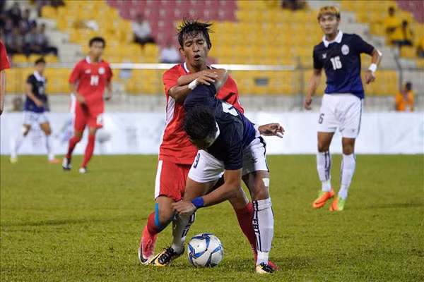 Philippines (áo đỏ) bị lép vế trong hiệp 1. Ảnh: kualalumpur2017.
