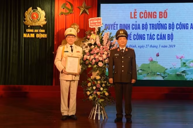 Trung tướng Nguyễn Văn Sơn, Thứ trưởng Bộ Công an trao quyết định bổ nhiệm Giám đốc Công an tỉnh Nam Định và tặng hoa chúc mừng Đại tá Phạm Văn Long.