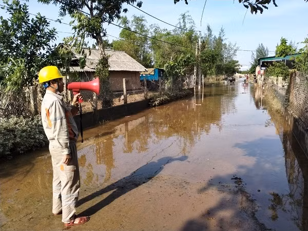 Nhân viên Điện lực TP Hà Tĩnh tuyên truyền an toàn điện trong dân sau mưa lũ.
