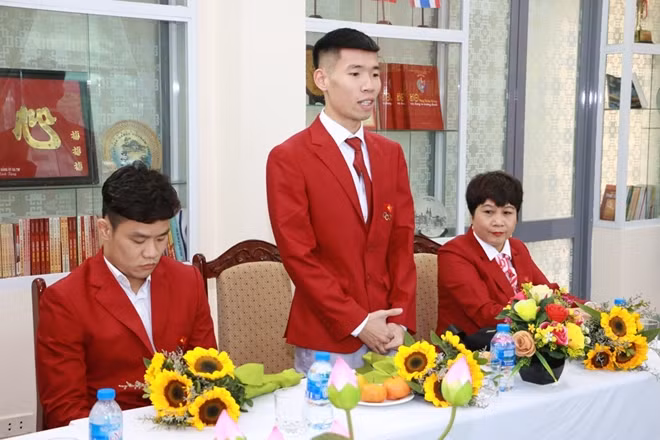 VĐV Võ sĩ Nguyễn Văn Hải thay mặt các VĐV Thể thao CAND tham dự SEA Games 30 phát biểu sẽ thi đấu hết mình vì màu cờ sắc áo của Tổ Quốc. Ảnh: Trần Ngọc.