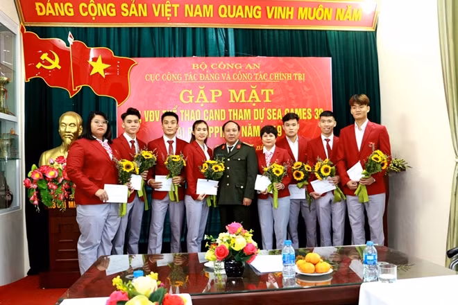 Lãnh đạo Cục Công tác Đảng và công tác chính trị tặng hoa các VĐV thể thao CAND tham dự SEA Games 30.Ảnh: Trần Ngọc.