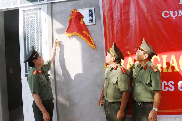 Lễ khánh thành, bàn giao nhà tình nghĩa cho gia đình đồng chí Hồ Văn Sở.