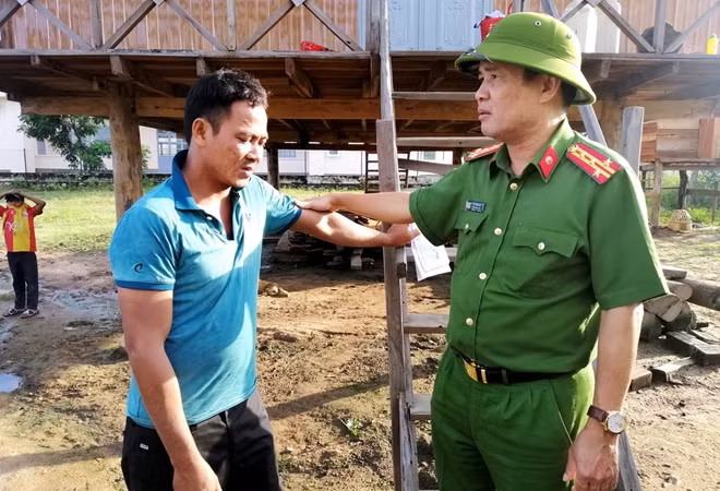 Đại tá Lê Văn Hà – Phó Giám đốc Công an tỉnh Gia Lai thăm hỏi, tặng quà, động viên tinh thần các gia đình tại thị xã Ayun bị thiệt hại do bão số 12 gây ra (tháng 11-2020).