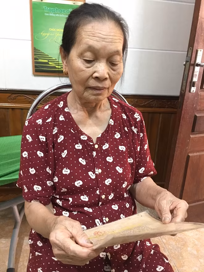 Bà Liên - vợ liệt sỹ Trần An đọc lại bức thư chồng gửi cách đây 52 năm.