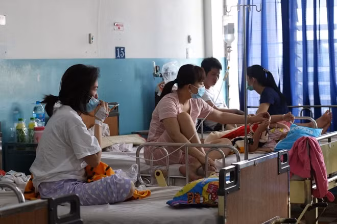 Số người mắc bệnh sởi nhập viện nhiều khiến bệnh viện quá tải. Ảnh: CTV