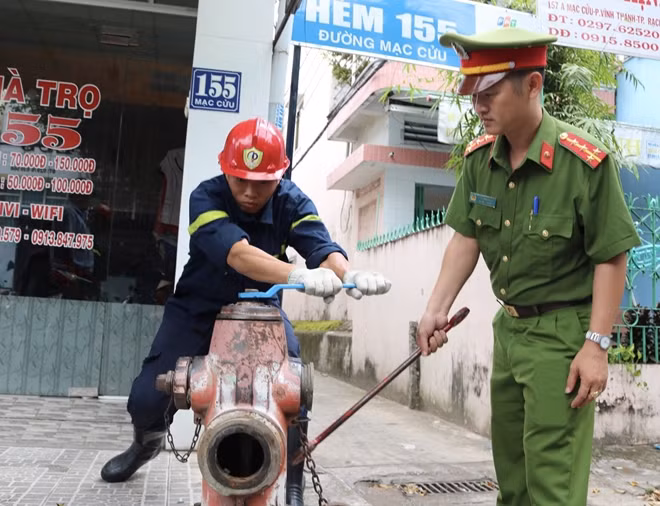 Cán bộ Phòng Cảnh sát PCCC&CNCH - Công an tỉnh Kiên Giang kiểm tra các trụ nước cứu hỏa đường Mạc Cửu, TP Rạch Giá