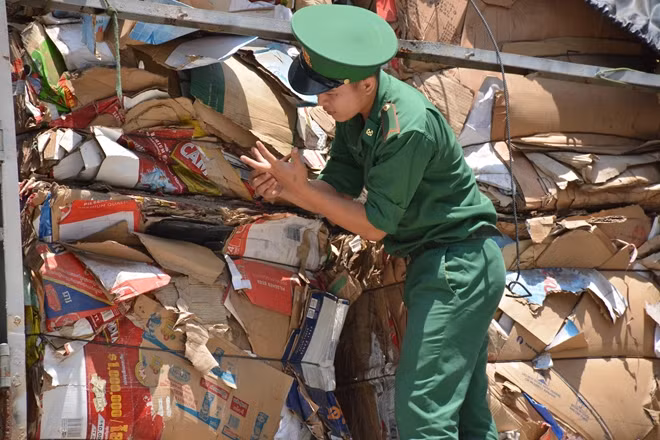 Khoảng 12 tấn giấy phế liệu bị phát hiện tại cửa khẩu Mỹ Quý Tây.