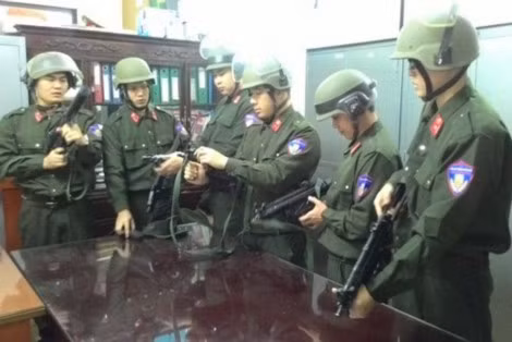 Đội CSHS Đặc nhiệm Hà Nội kiểm tra vũ khí trước giờ làm nhiệm vụ.