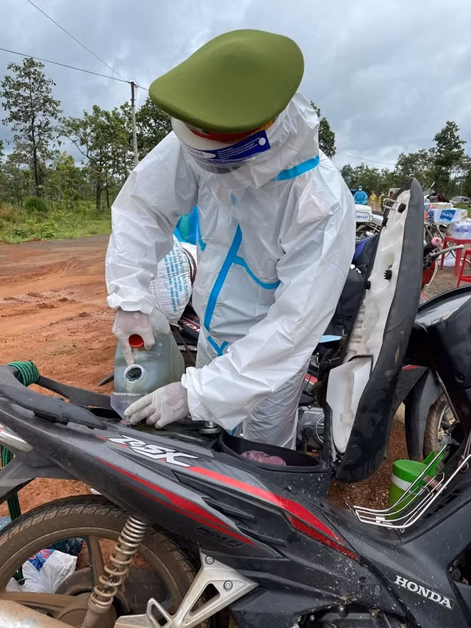Lực lượng Công an tiếp xăng miễn phí cho người dân.