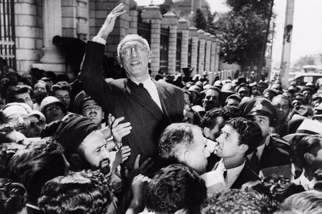 Thủ tướng Mohammed Mosaddegh bị lật đổ sau cuộc đảo chính năm 1953. Trong ảnh, ông Mosaddeq ngồi trên vai đám đông reo hò tại quảng trường Majlis ở thủ đô Tehran vào ngày 17-9-1951. Ảnh: AP.
