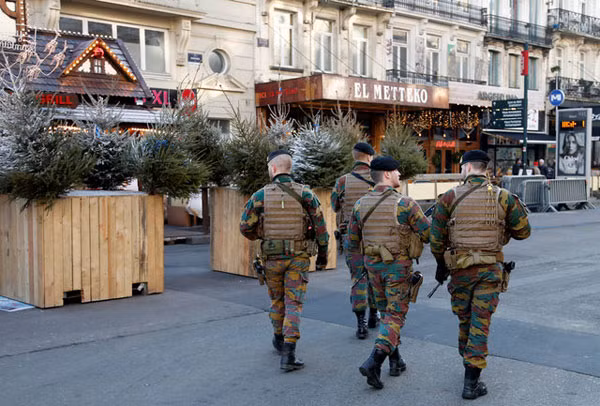 Cảnh sát đi tuần ở Brussels, Bỉ.