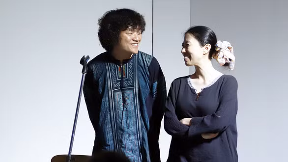 Ngô Hồng Quang và giáo sư Phan Lê Hà trong buổi ra mắt album tại TP Hồ CHí Minh.