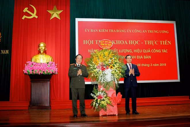Bí thư tỉnh ủy Hà Nam Nguyễn Đình Khang trao lẵng hoa chúc mừng đồng chí Nguyễn Văn Thành – chủ trì Hội thảo.